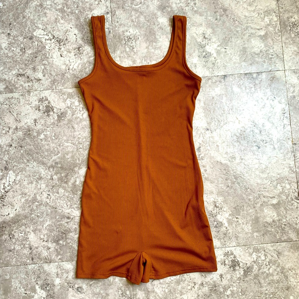 Ribbed Scoop-Neck Tank Romper in Rust Size XS